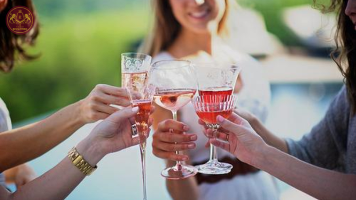 Thưởng thức rượu vang hồng cùng bạn bè 