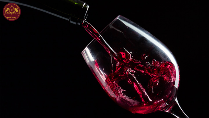 Sắc đỏ tuyệt đẹp của rượu vang M by Michel Mondavi