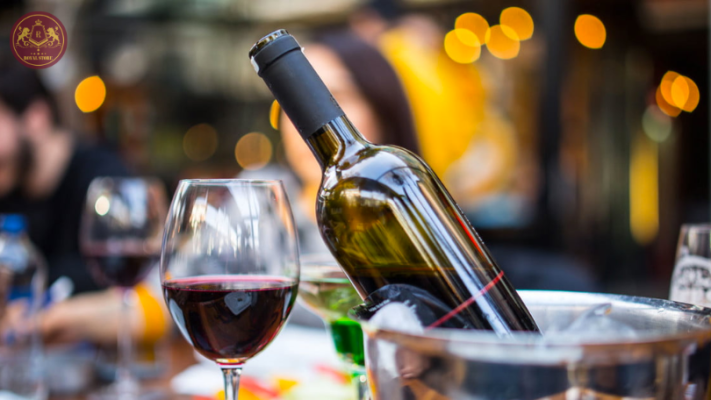 Thưởng thức rượu vang đỏ cùng bạn bè