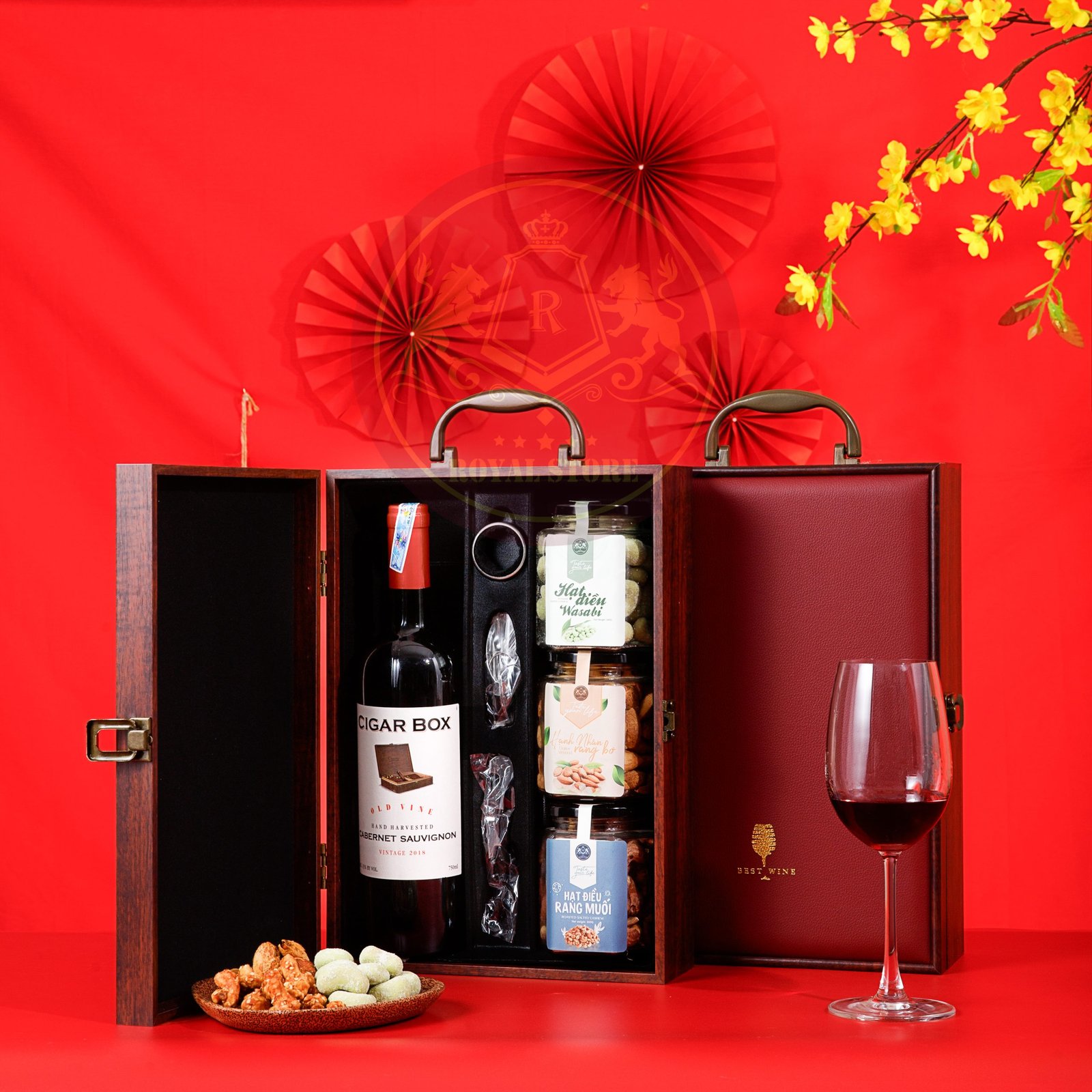 Q - 1 set quà tết Royal Store